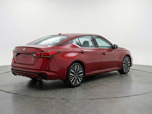 Used 2025 Nissan Altima 2.5 SV FWD image 9