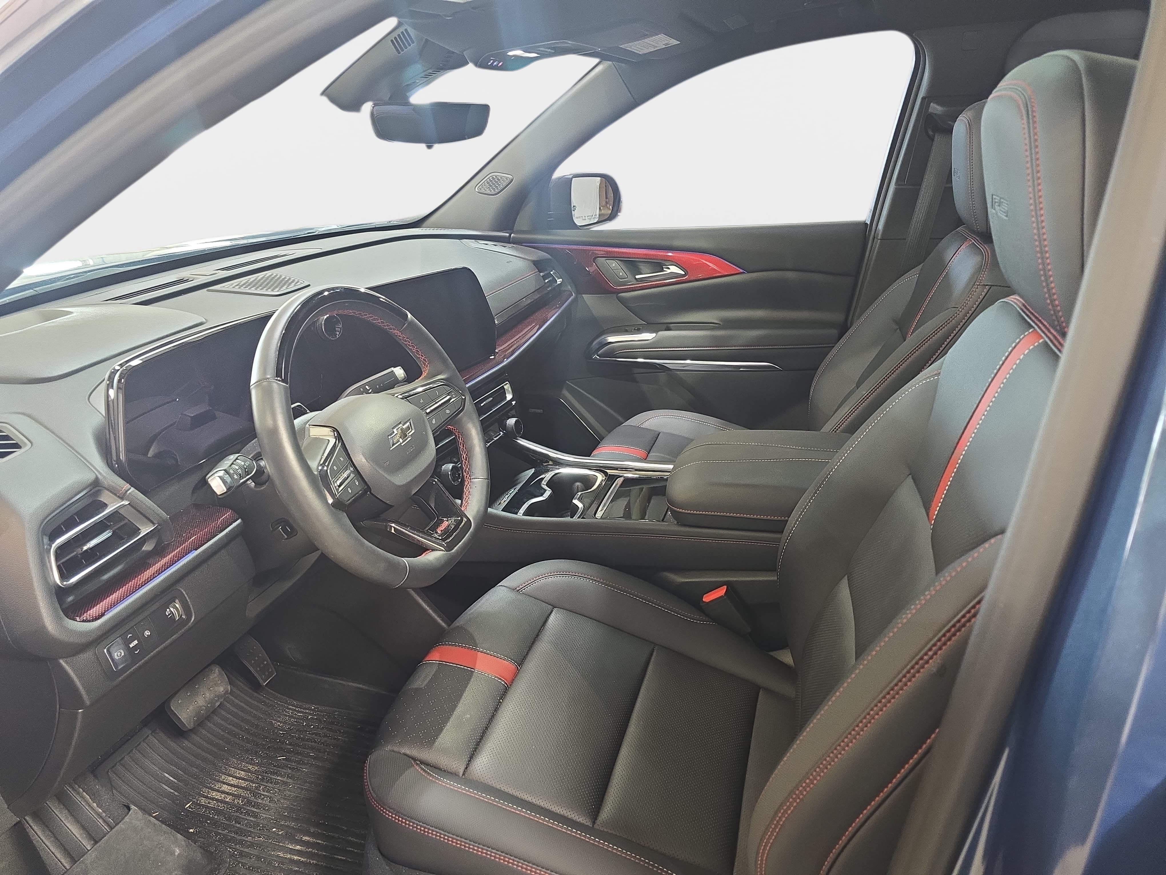 Used 2026 Chevrolet Traverse RS w/ LPO, Floor Liner Package FWD image 13