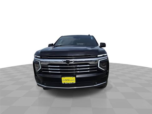 Used 2025 Chevrolet Suburban LT w/ Comfort Package RWD image 3
