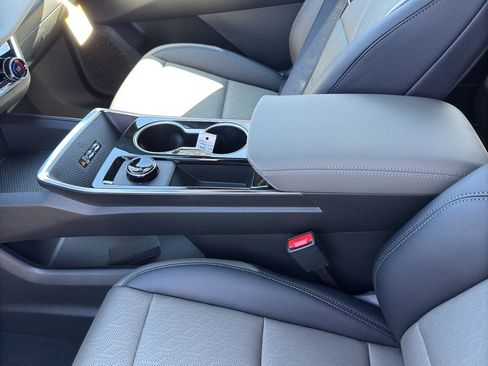 New 2026 Chevrolet Equinox LT w/ Convenience Package II image 13