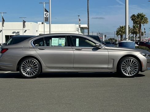 Used 2022 BMW 740i w/ Premium Package RWD image 3