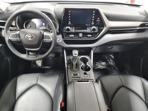 Used 2022 Toyota Highlander XLE image 2