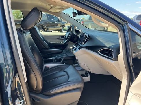 Used 2023 Chrysler Pacifica Touring-L FWD image 21