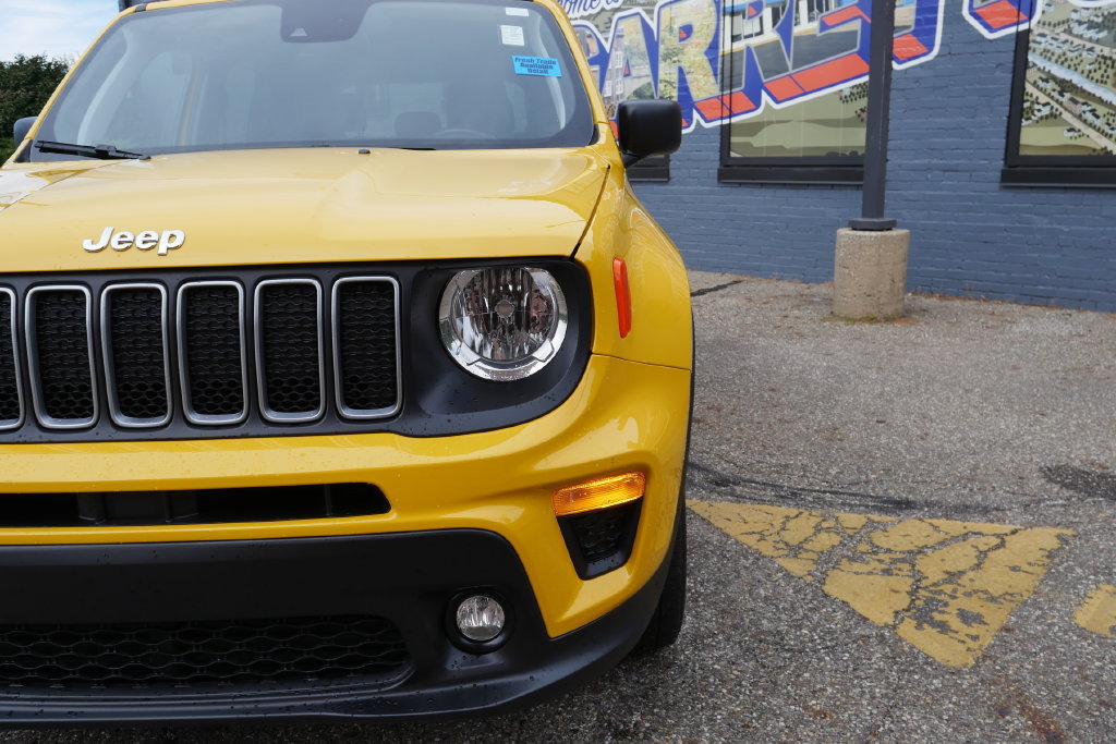 Used 2023 Jeep Renegade Latitude w/ Premium Group AWD/4WD image 3