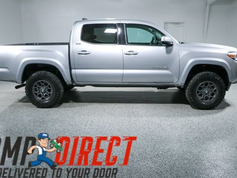 Used 2017 Toyota Tacoma SR5 AWD/4WD image 6