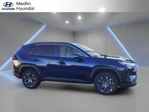 Used 2022 Toyota RAV4 XLE Premium image 2