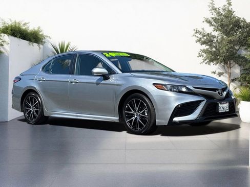 Used 2024 Toyota Camry SE FWD image 1