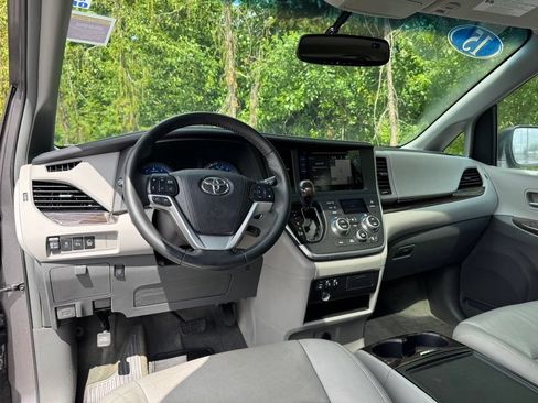 Used 2015 Toyota Sienna XLE w/ XLE Navigation Package AWD/4WD image 10