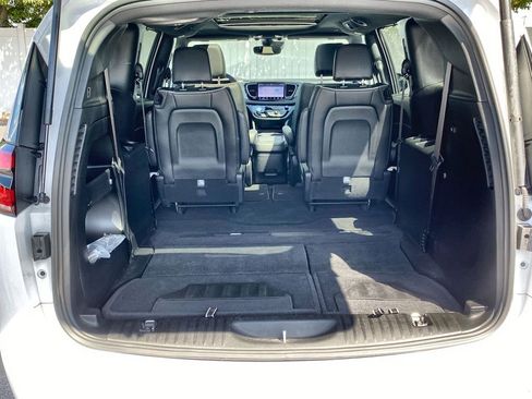 Used 2024 Chrysler Pacifica Limited w/ S Appearance Package image 23