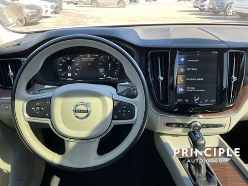 Used 2021 Volvo XC60 T5 Momentum w/ Premium Package image 18