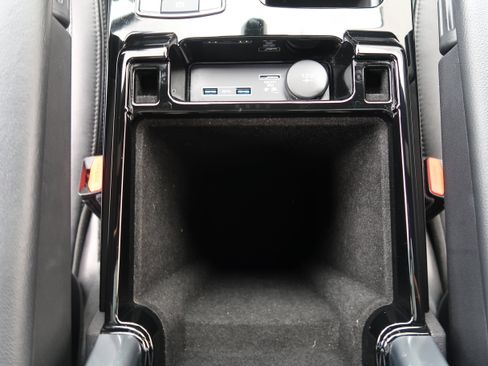 Used 2018 Land Rover Discovery HSE image 28