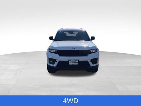 Used 2025 Jeep Grand Cherokee Altitude image 3