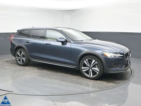 Used 2023 Volvo V60 B5 Cross Country Plus image 1