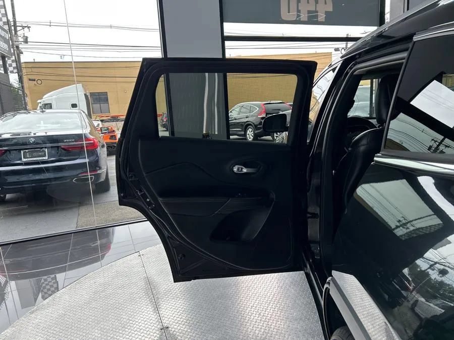 Used 2016 Jeep Cherokee Limited AWD/4WD image 12