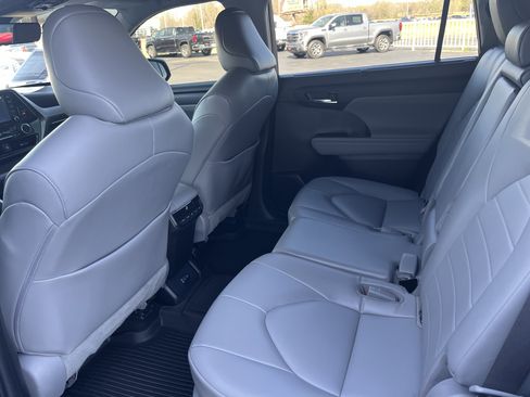 Used 2022 Toyota Highlander XLE image 3