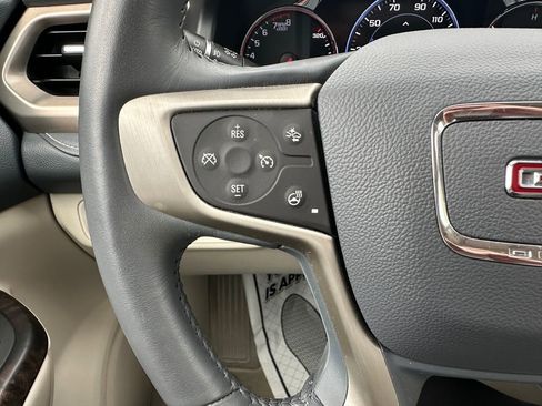 Used 2022 GMC Acadia Denali w/ Denali Ultimate Package FWD image 3