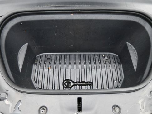 Used 2024 Tesla Model Y Long Range image 18