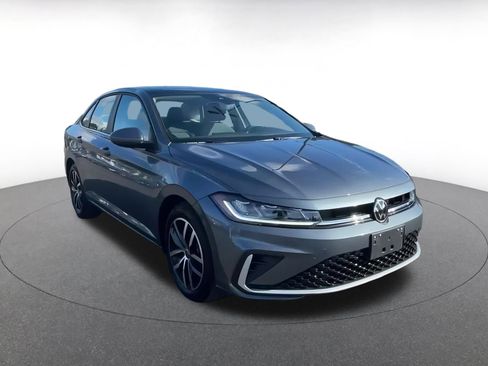 Used 2025 Volkswagen Jetta SE image 3