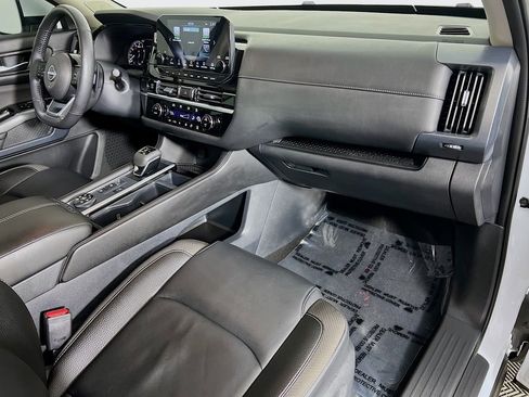 Used 2025 Nissan Pathfinder SL w/ SL Premium Package image 32