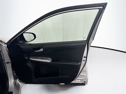 Used 2014 Toyota Camry SE image 30