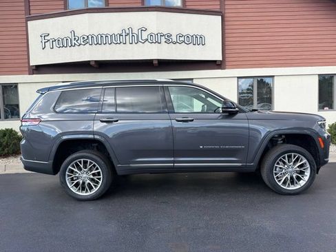 Used 2023 Jeep Grand Cherokee L Summit w/ Luxury Tech Group V AWD/4WD image 39