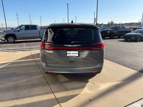 Used 2023 Chrysler Pacifica Touring-L image 5