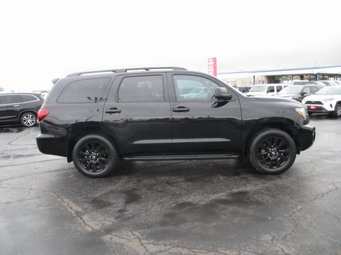 Used 2022 Toyota Sequoia SR5 w/ Premium Package image 4