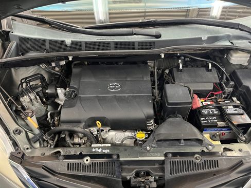 Used 2013 Toyota Sienna LE w/ Towing Pkg FWD image 32