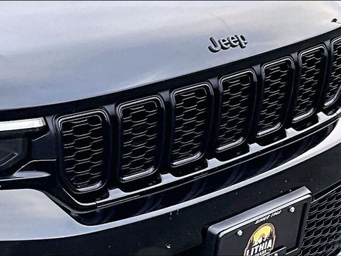 Used 2024 Jeep Grand Cherokee Altitude image 32