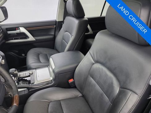Used 2018 Toyota Land Cruiser image 11