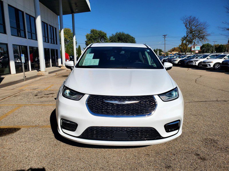 Used 2023 Chrysler Pacifica Touring-L FWD image 2