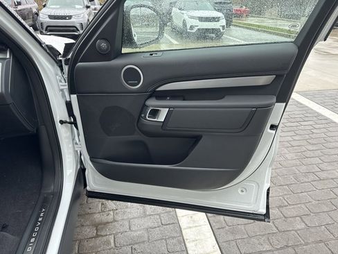 New 2024 Land Rover Discovery Dynamic SE image 18