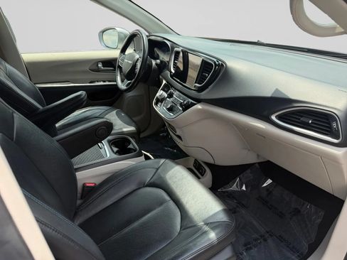 Used 2021 Chrysler Pacifica Touring-L FWD image 32