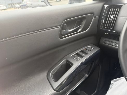 Certified 2025 Nissan Pathfinder SV FWD image 32