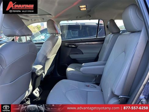Used 2023 Toyota Highlander Limited image 15