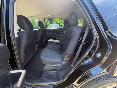 Used 2025 Nissan Pathfinder SV FWD image 24