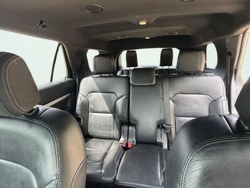 Used 2016 Ford Explorer XLT w/ Equipment Group 202A FWD image 17