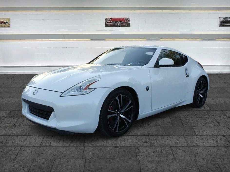 Used 2018 Nissan 370Z Coupe RWD image 4