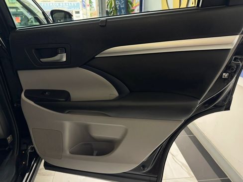 Used 2019 Toyota Highlander XLE AWD/4WD image 28