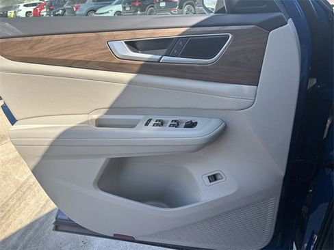 Certified 2025 Volkswagen Atlas SE image 18
