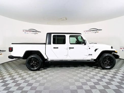 Used 2022 Jeep Gladiator Sport image 9