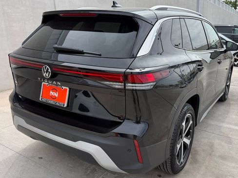 Certified 2025 Volkswagen Tiguan SE FWD image 9