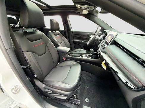 New 2026 Jeep Compass Trailhawk w/ Sun, Sound & Navigation Group AWD/4WD image 31