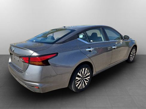 Used 2025 Nissan Altima 2.5 SV FWD image 7