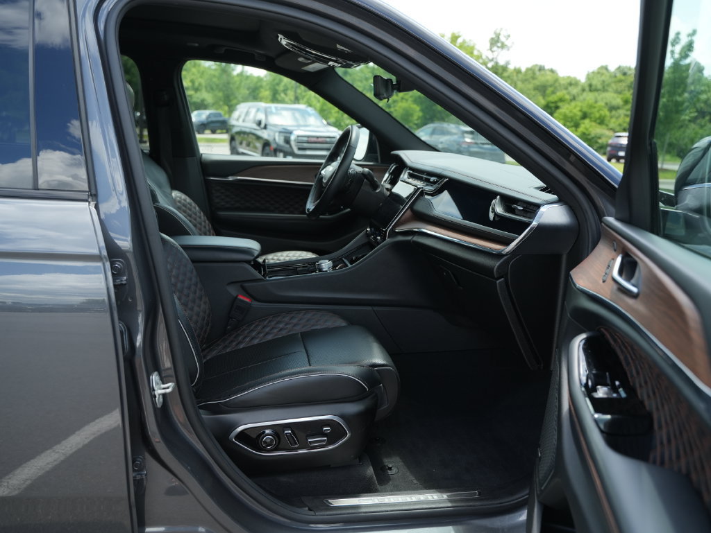 Used 2023 Jeep Grand Cherokee L Summit w/ Advanced Protech Group IV AWD/4WD image 23