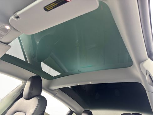 Used 2022 Tesla Model 3 Standard Range image 12