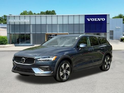Certified 2025 Volvo V60 B5 Cross Country Plus AWD/4WD image 1
