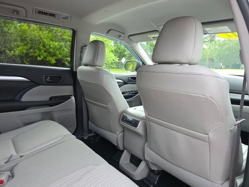 Used 2017 Toyota Highlander Plus FWD image 12