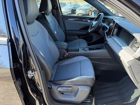 Certified 2025 Volkswagen Tiguan SE R-Line image 31