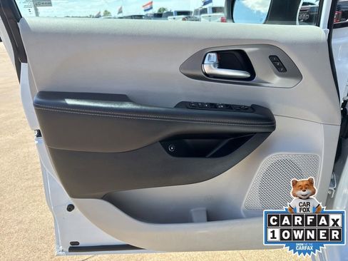 Certified 2023 Chrysler Pacifica Touring-L FWD image 6